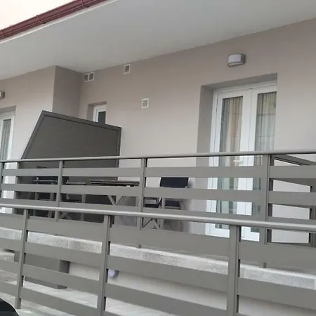 Lejlighed Chriselia 2 *